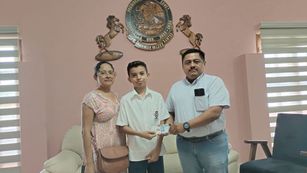 un apoyo económico al alumno Eliel González Hernández de la escuela primaria Maximino Ávila Camacho de la comunidad Riachuelos.