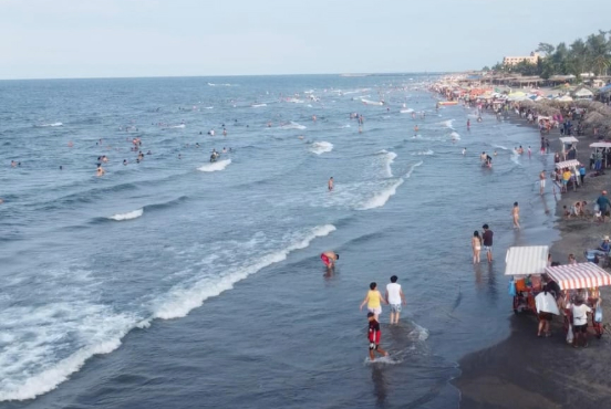 personas bañandose en playas de tecolutla veracruz