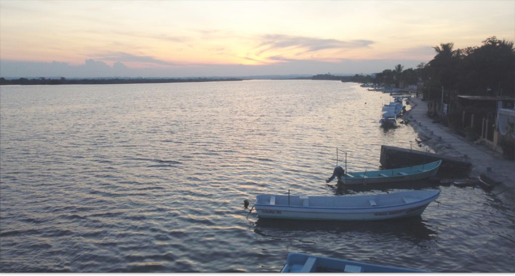 lanchas ancladas en la orilla del mar en tecolutla veracruz