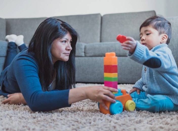 madre jugando con su niño